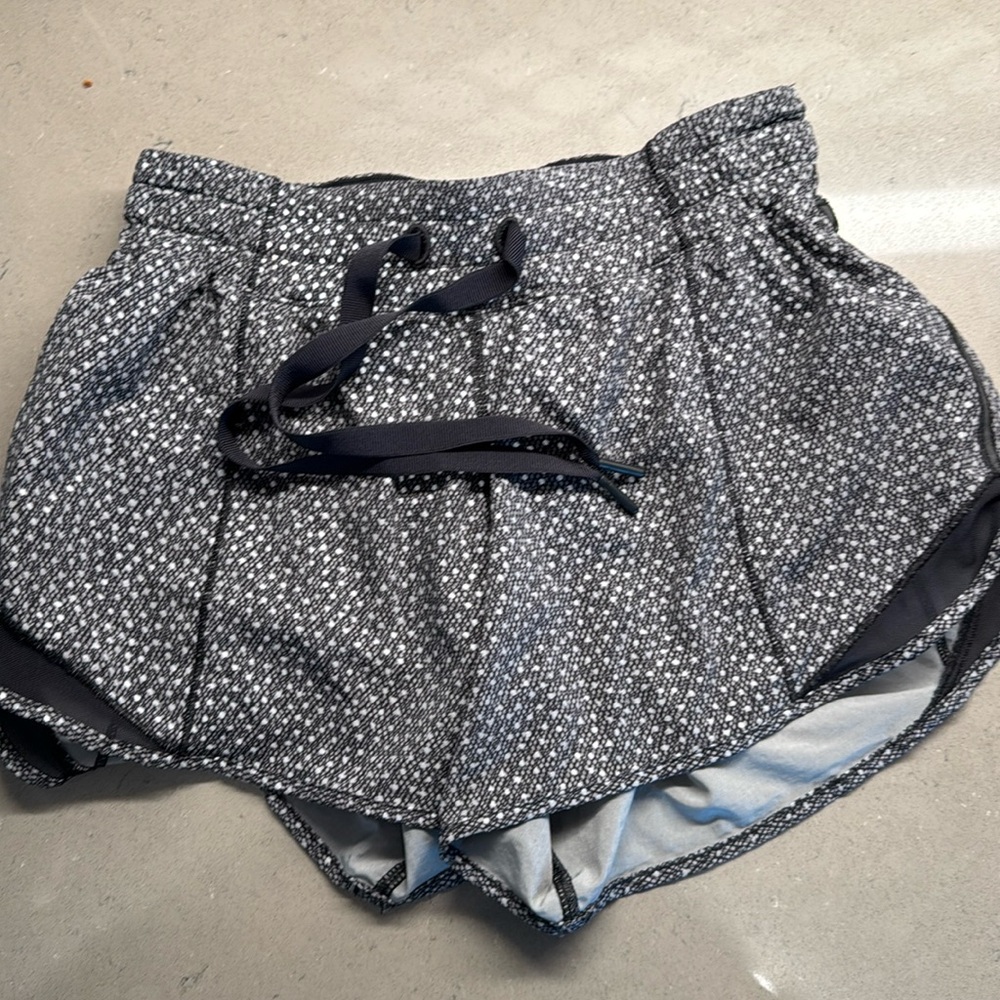 Lululemon Hotty Hot Size 4 4”